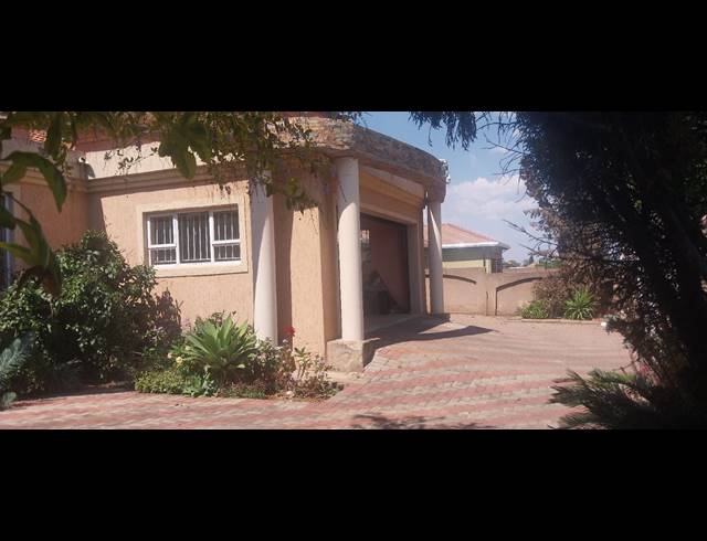 4 BEDROOM HOUSE FOR SALE IN LADY SELBORNE